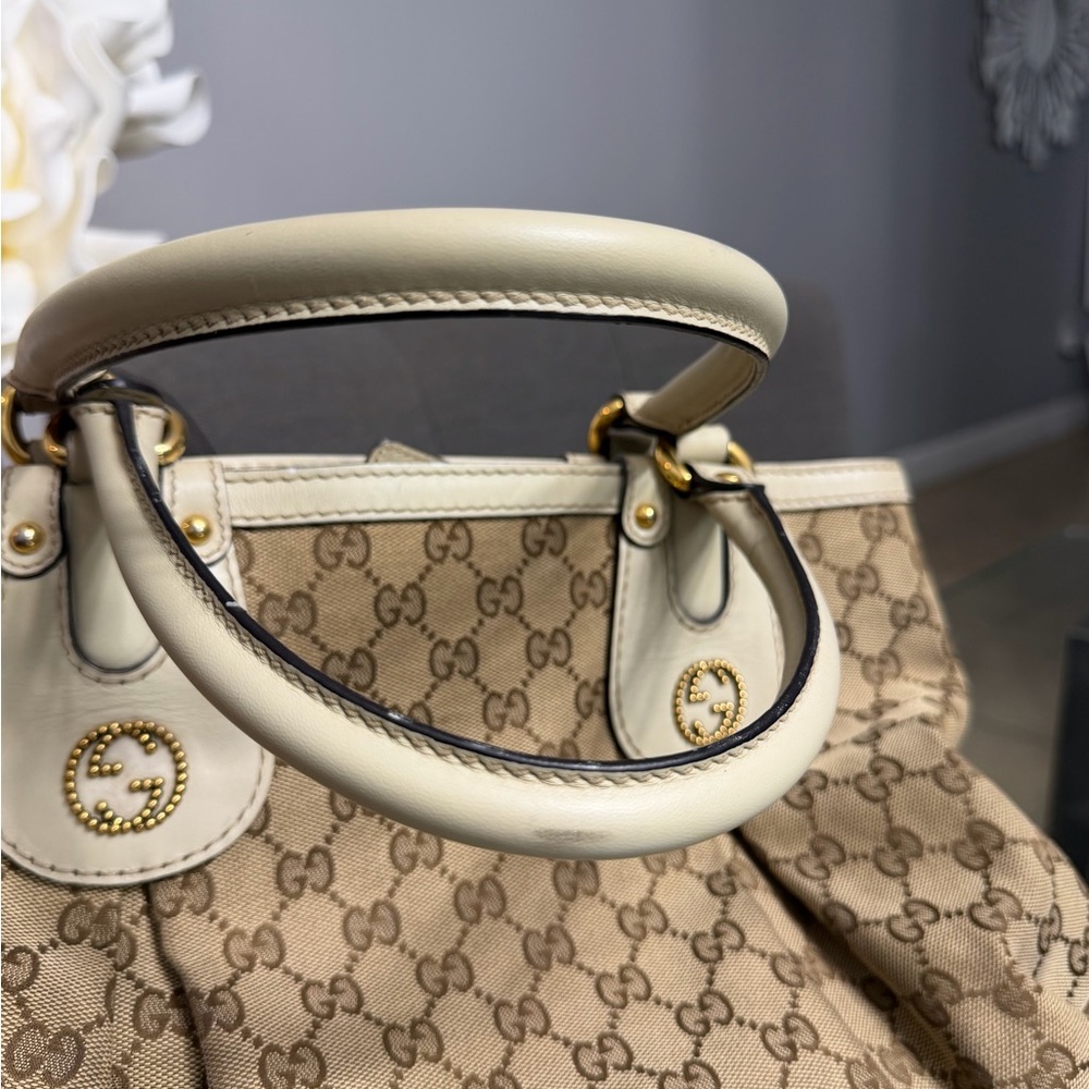 Gucci Beige and Cream Monogram Shoulder Bag - Picture 4 of 11